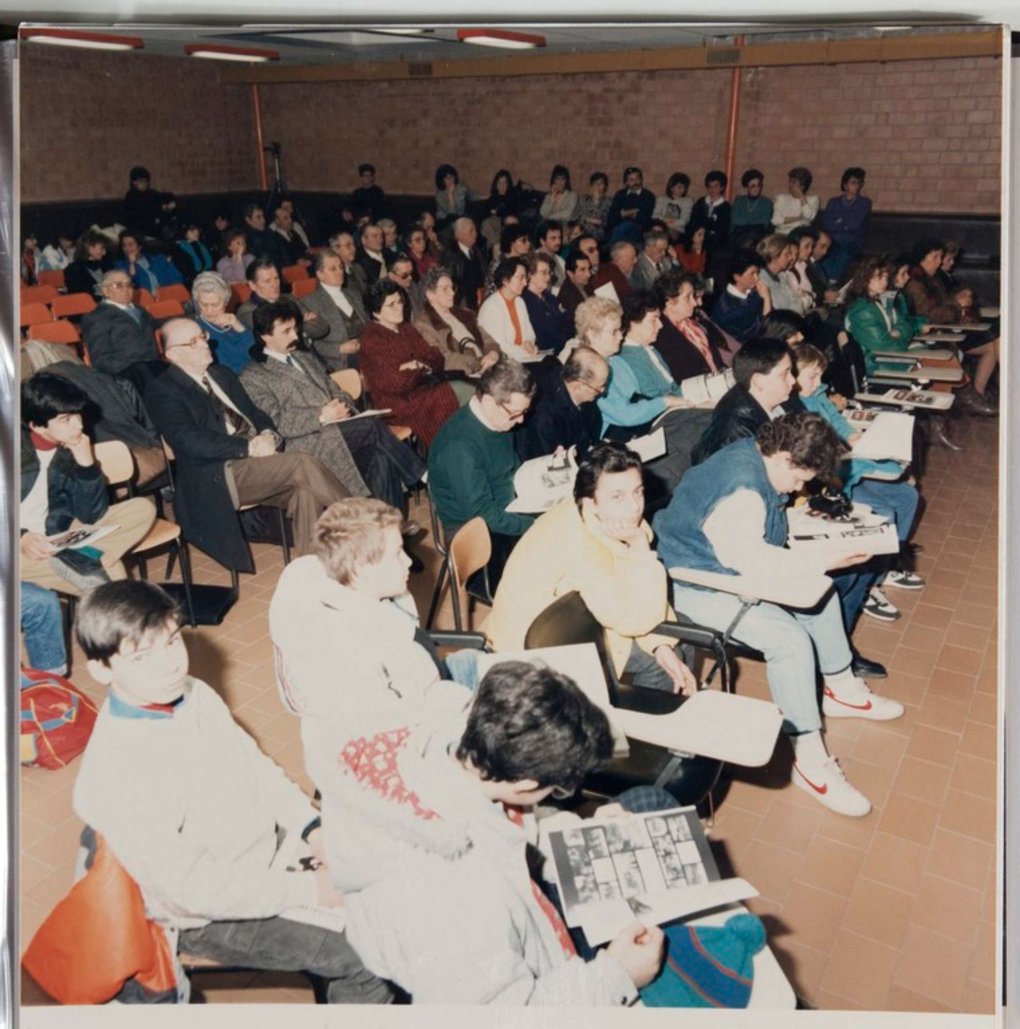 Modena 5 marzo 1987, inaugurazione della mostra "Pane e Guerra 1935-1945 Alimentazione civile e militare in Emilia Romagna". Pubblico